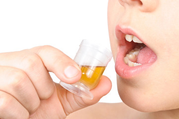 The child puts the pill into his mouth