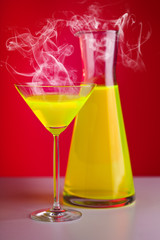 rauchende Flüssigkeit im Cocktailglas
