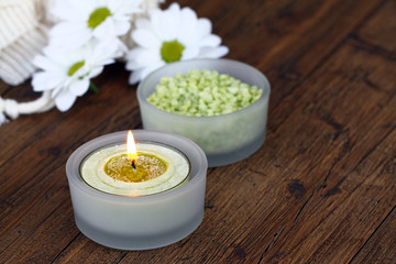 Badezusatz mit Kerze