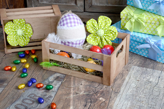 Ostereier in der Holzbox