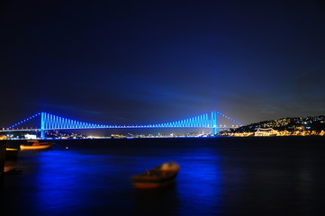 Fototapeta premium Bosporus Bridge at night with lights in Istanbul, Turkey