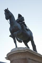 Fototapeta na wymiar Estatua ecuestre de Felipe III en Madrid