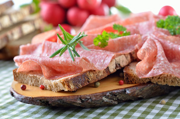 Brotzeit mit Salami und Bauernbrot
