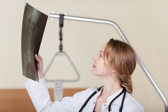 ärtzin prüft das röntgenbild eines patienten