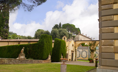 Fototapeta na wymiar Ogród w typowym włoskim Settignano Toskania Włochy