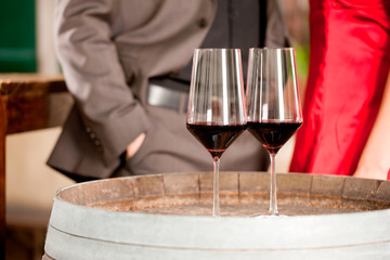 Mann und Frau trinken Rotwein im Restaurant