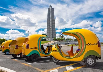 Poster Typical cuban coconut shaped taxis in Havana © kmiragaya