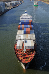 Containerschiff auf dem Kiel Kanal