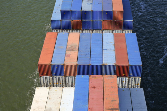 Container auf einem Frachtschiff