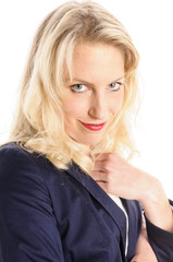 Attraktive junge Frau schaut sehr eingebildet