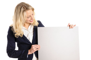 Attraktive junge Frau h&auml;lt ein leeres Schild