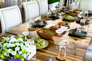 Table set service