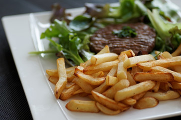 steack haché frites  salade 11