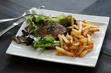 steack haché frites  salade 10