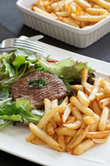 steack haché frites  salade 1