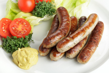 Nürnberger Rostbratwürstchen an Salat