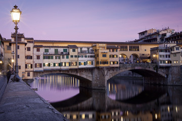 Obraz premium Sunset view of ponte vecchio in florence, italy