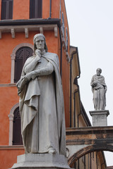 Obraz premium Statua commemorativa di Dante a Verona