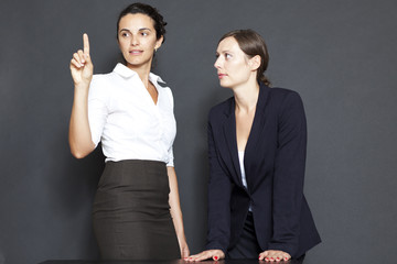 Zwei Geschäftsfrauen mit neuen Technologien