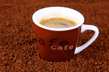 tasse de caf&eacute; instantan&eacute; sur lit de caf&eacute; soluble