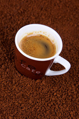 tasse de café instantané sur lit de café soluble