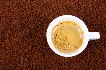 tasse de caf&eacute; cr&ecirc;me instantan&eacute; sur lit de caf&eacute; soluble