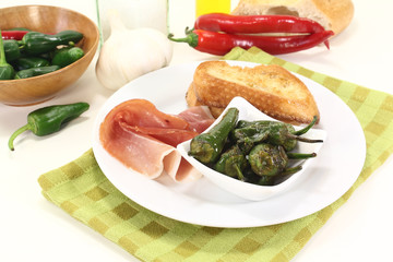 Pimientos de padron mit Serranoschinken
