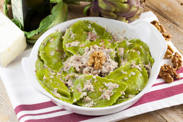 Ravioli pasta with artichoke cheese and nuts