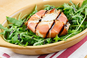 Tomino avvolto nello speck con rucola