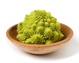 Cavolo romano in una ciotola di legno