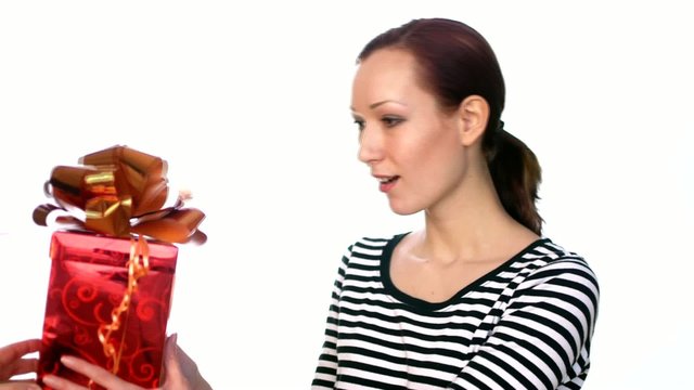 Junge Frau kriegt Geschenke und ist gl&uuml;cklich