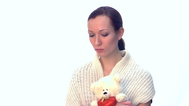 Junge Frau mit Spielzeug traurig