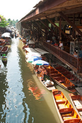 Damnoen Saduak Floating Market