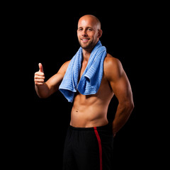 Sportler zeigt Top-Daumen