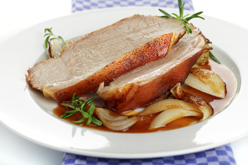 Krustenbraten mit geschmorten Zwiebeln