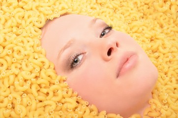 femme et pâtes