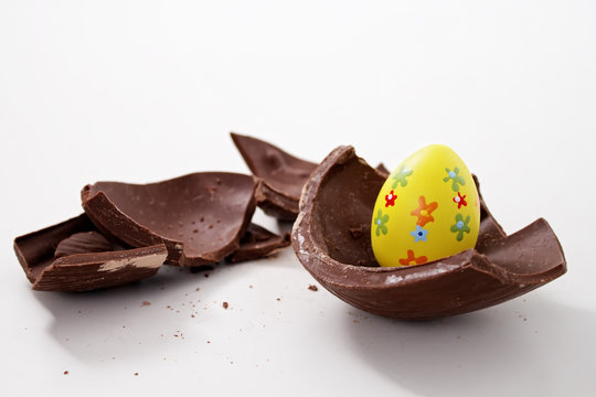 Chocolate easter egg with the top broken off Stock Photo - Alamy