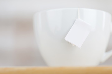 weiße tasse mit teebeutel
