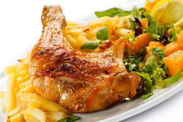 Grilled chicken leg, chips and vegetables