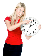 Junge Frau mit Uhr. Sommerzeit. Winterzeit