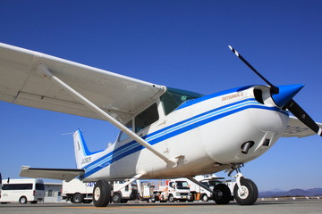Fototapeta na wymiar Mały samolot z Blue Sky