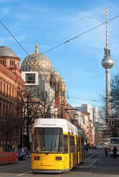 Vue de la Tv tower de Berlin au travers d'une rue - Allemagne