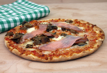 Pizza mit Speck und Pilzen