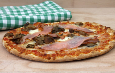 Ofenfrische Pizza mit Schinken und Pilzen