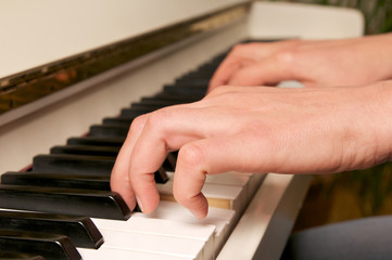 Fototapeta na wymiar Hände auf Pianotastatur