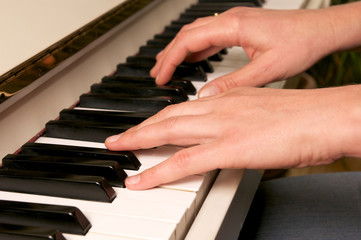 Obraz premium Hände auf Pianotastatur