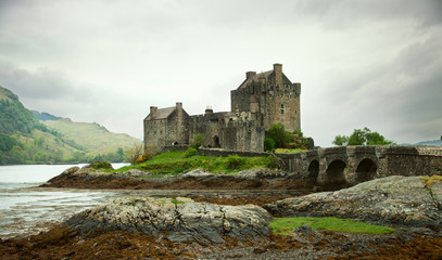 Fototapeta na wymiar Zamek Eilean Donan w pochmurny dzień. odpływu. Szkocja