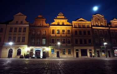 Fototapeta na wymiar Kamienice i księżyc na Starym Rynku w Poznaniu