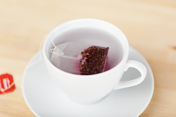 teebeutel in einer weißen tasse