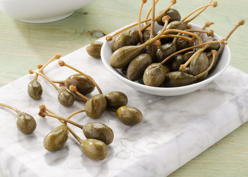 Capperi nella ciotola bianca